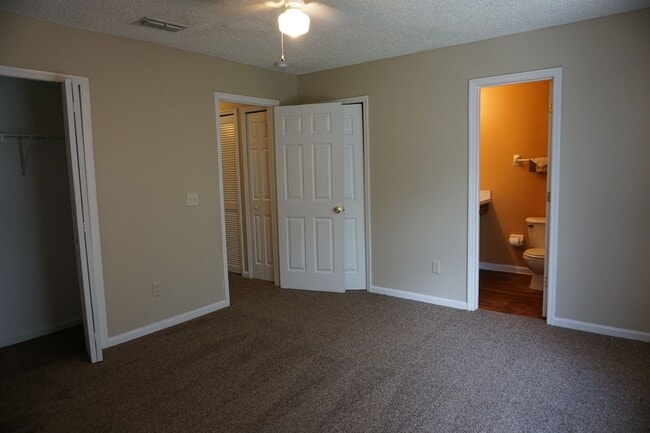Building Photo - Spacious town home in west Jacksonville