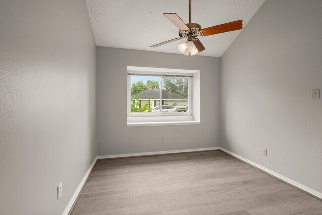 Building Photo - 302 Foxtail Ct