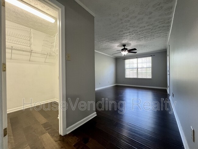 Building Photo - 9735 Hawkdale Ln