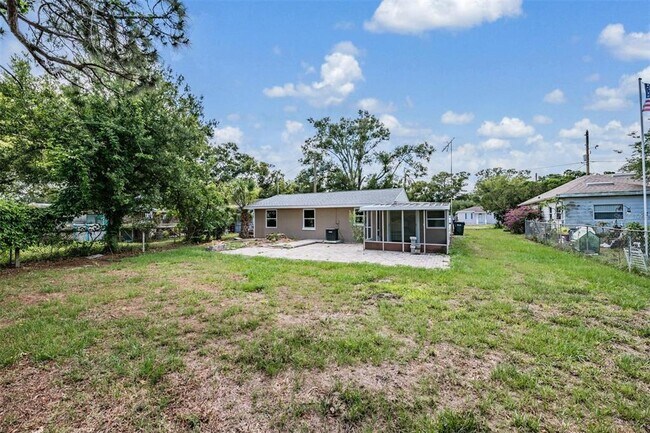 Building Photo - 636 Stremma Rd