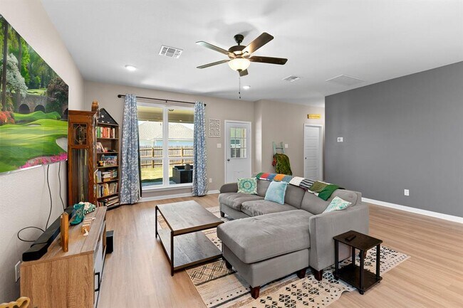 Building Photo - 121 Lazy Lizzy Rd