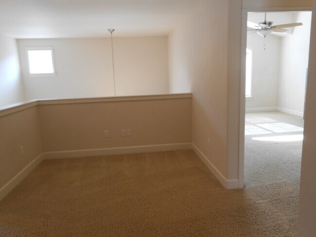 Building Photo - 1056 NE Parkview Ct