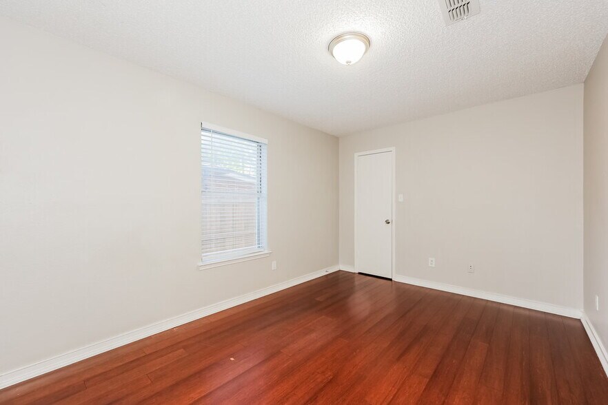 Building Photo - 512 Blue Haze Dr