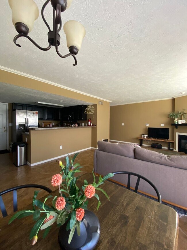 Building Photo - Great 2 BR 4 bathroom townhouse in Bloomin...