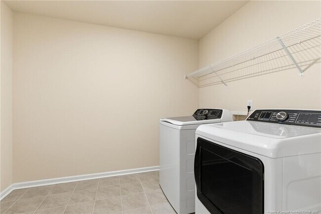 Building Photo - 245 Ribbon Rail St