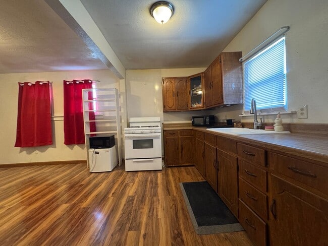 Building Photo - fully furnished 3-bedroom, 2-bathroom