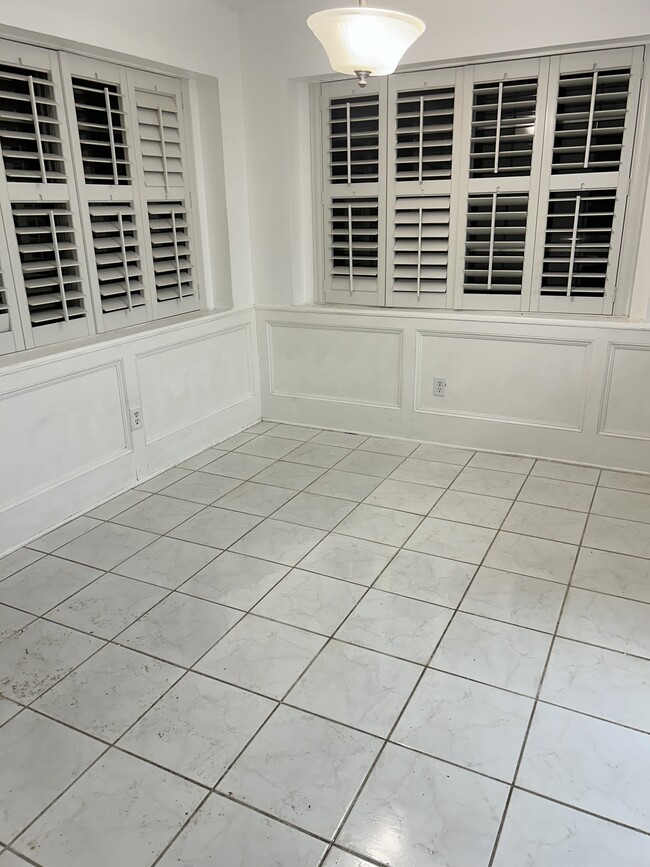Building Photo - 2058 Shadow Rock Dr