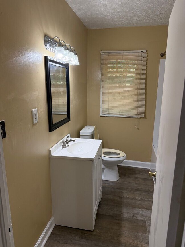 Building Photo - r2331a