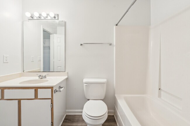 1BR, 1BA - 600SF - Bathroom - Arlington Square West Apartments