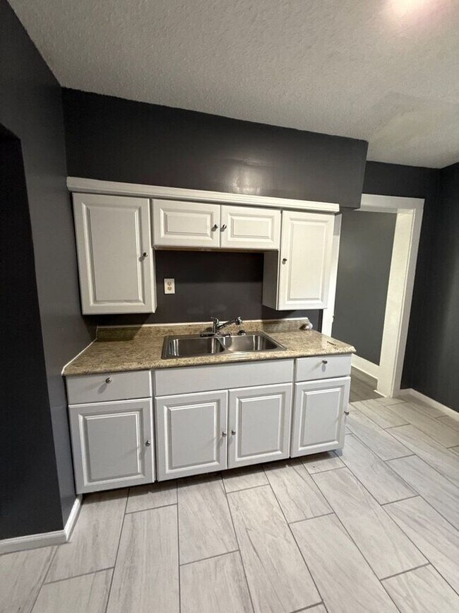 Building Photo - 802 Kippley St