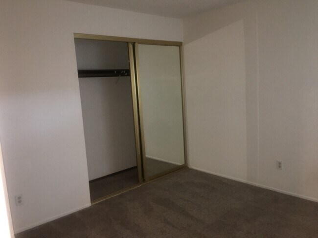 Building Photo - WELL MAINTAINED 2 BR, 2 BA TOWNHOME BY VAN MALL AREA!