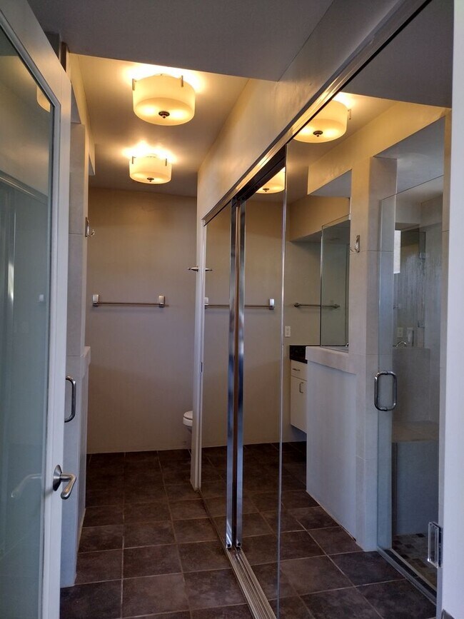 Building Photo - 558-560-562 Calle Abronia S