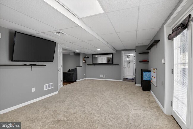 Building Photo - 10 Nelson Rd