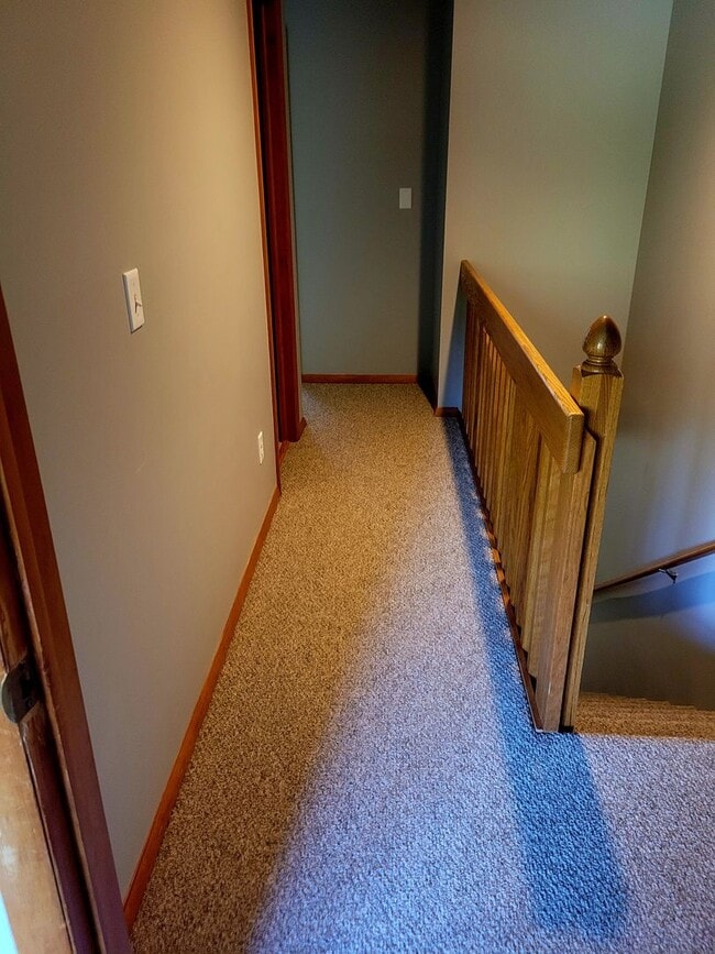 Building Photo - 4 bedroom Townhouse on Bloomington's South Side; Located in The Woodlands!