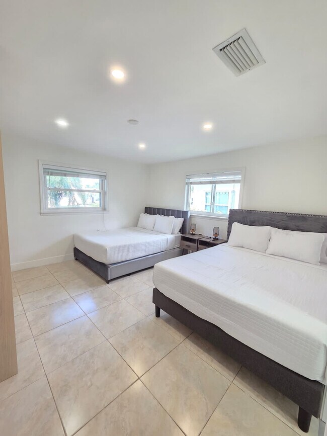 Building Photo - 806 NE 4th St