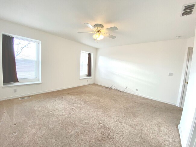 Building Photo - 3 Bed 2 Bath Single Level Home with 3 Car ...