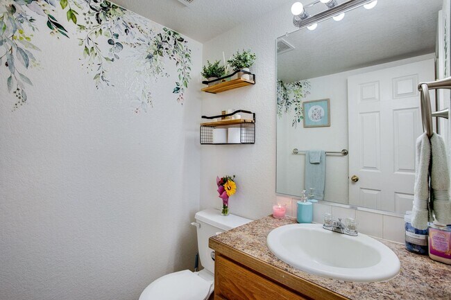 Building Photo - 3 bedroom, 1.5 Bath Townhome, Available Early June!