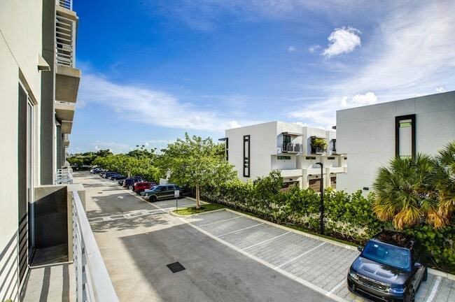 Building Photo - 1045 NE 18th Ave