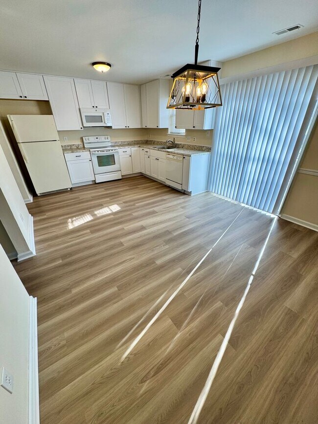 Building Photo - LYNBROOK LANDING