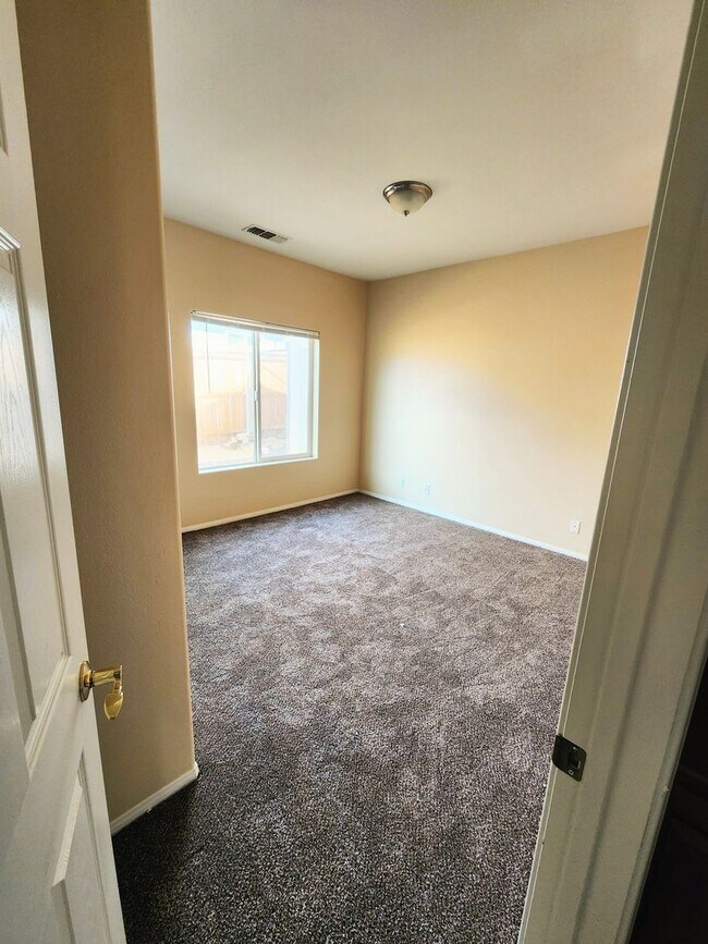 Building Photo - Welcome Home to this beautiful 3 Bed 2 Bath Home