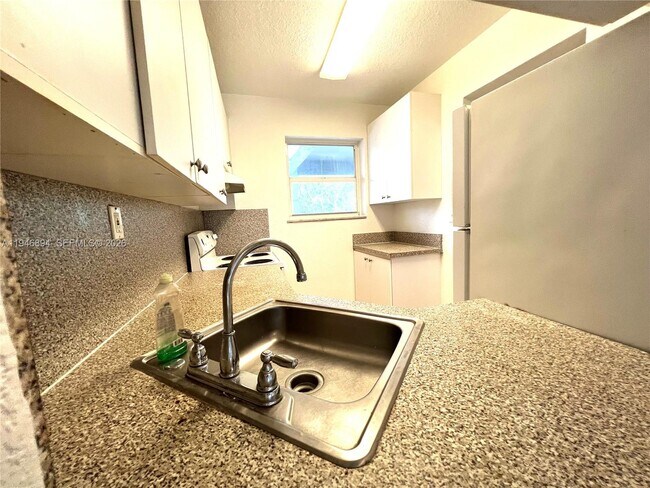 Building Photo - 17255 SW 95th Ave