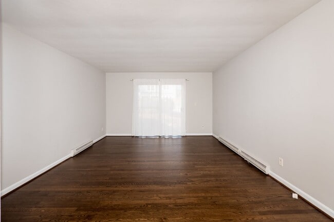 Building Photo - Duplex located just a block from the ocean!