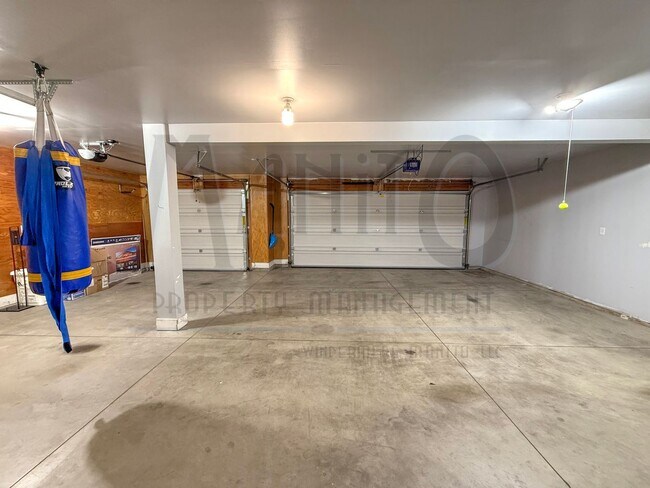 Building Photo - Spacious Eagle Ridge Home