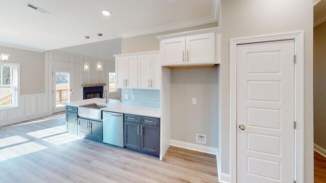 Building Photo - **COMING SOON** BEAUTIFUL-5 Bedroom for Rent!