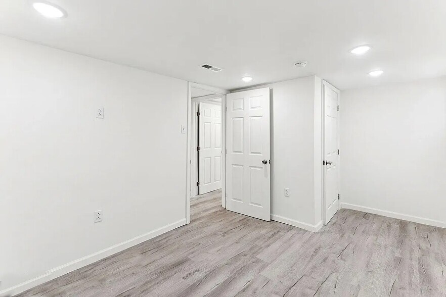 Building Photo - 507 S 63rd St