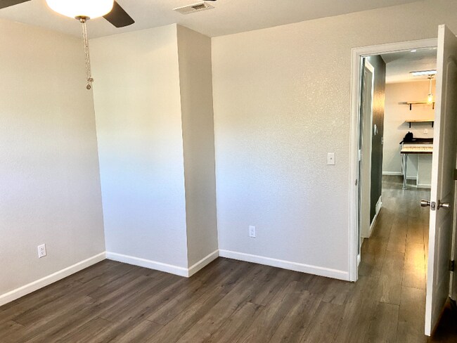 Building Photo - 305 Redwood Dr
