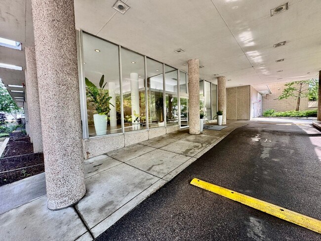 Building Photo - Bright, Spacious 2BR/2BA in Edgewater Beach!