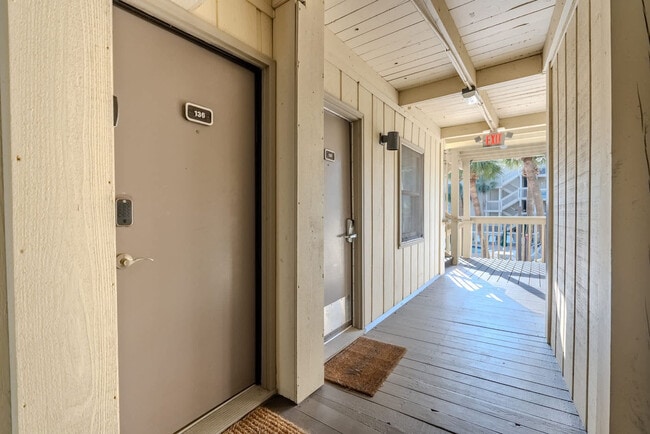 Building Photo - 4 N Forest Beach Dr