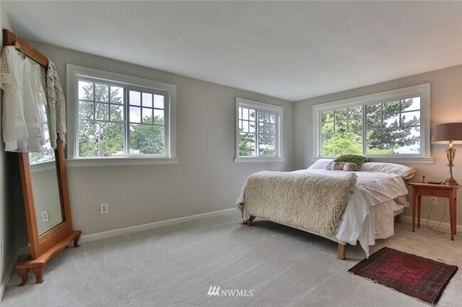 Building Photo - 4 bd 2.5 bathroom single family home in Bellevue