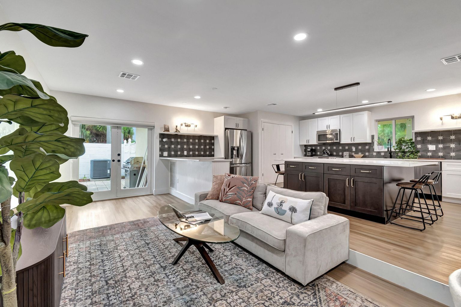 Building Photo - 620 Las Palmas Park