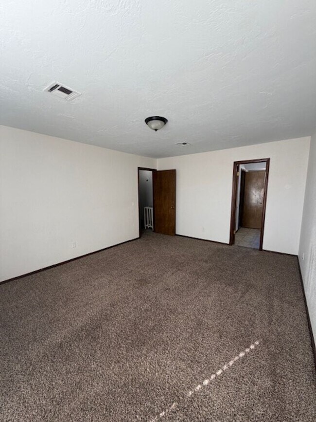 Building Photo - Spacious 2 bed/2.5 Baths - Duplex in the Surrey Hills Addition