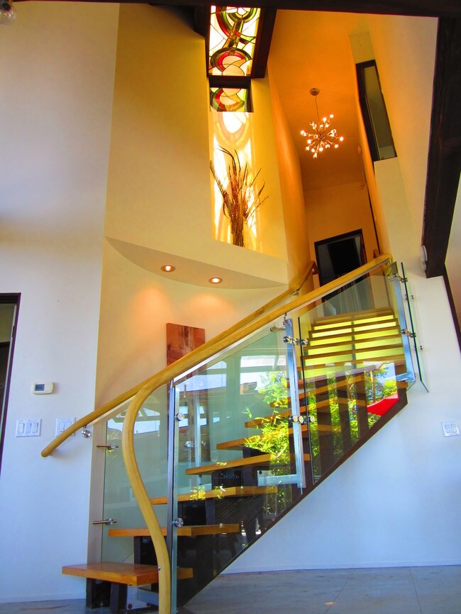 Building Photo - 785 Alta Vista Way