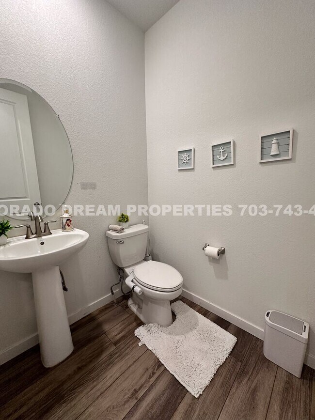 Building Photo - Luxurious fully-furnished home in Dove Vil...