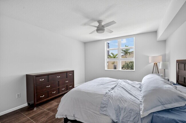 Building Photo - 403 S Sapodilla Ave