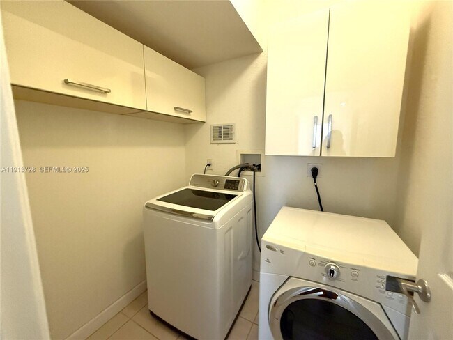 Building Photo - 10802 NW 84th Ln