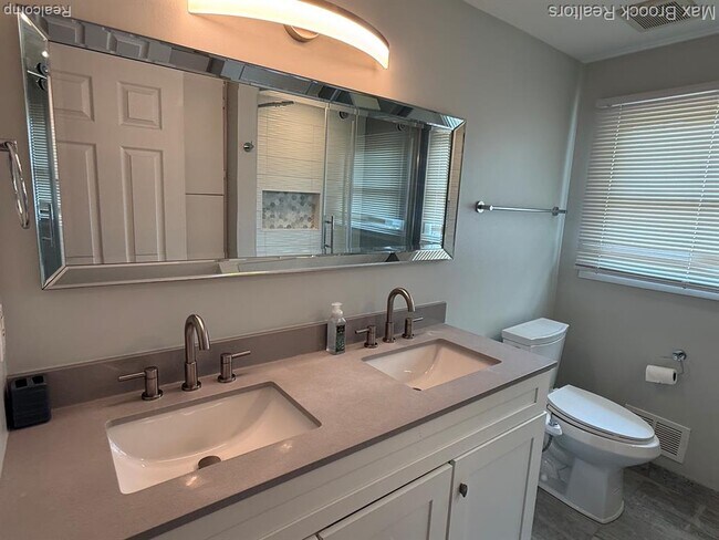 Building Photo - 4803 Thorntree Dr