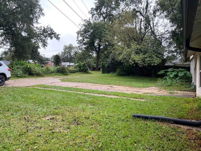 Building Photo - 1316 Aintree Ln