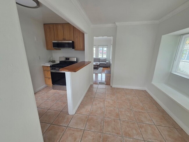 Building Photo - Charming 2 Bed 1 bath "monthly rental" in ...