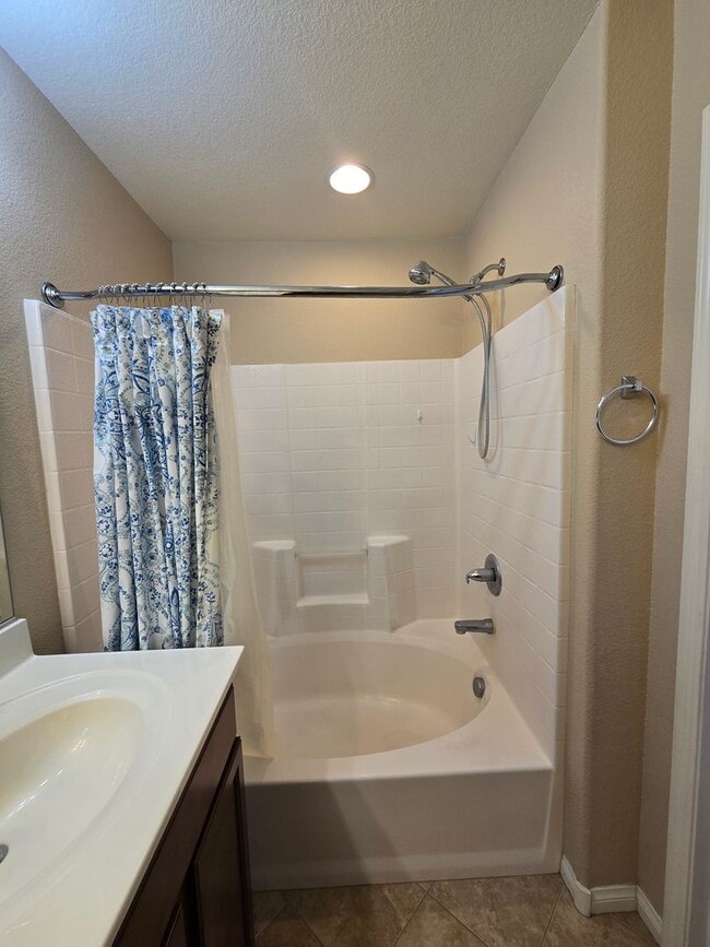 Building Photo - An Amazing 3 Bedroom Home in South East Las Vegas.