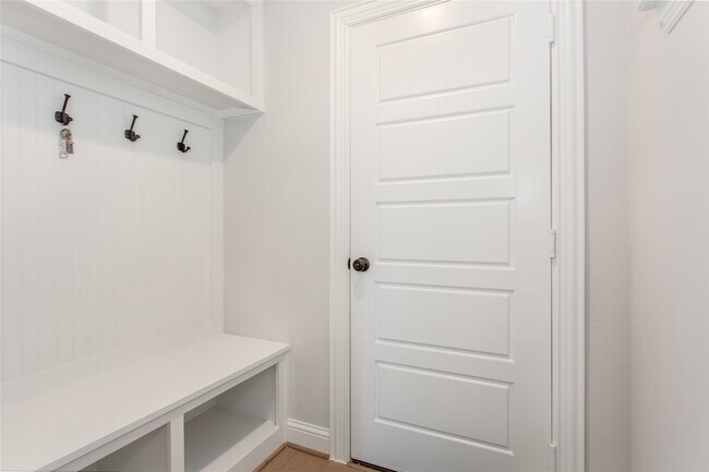 Building Photo - 805 Veranda View