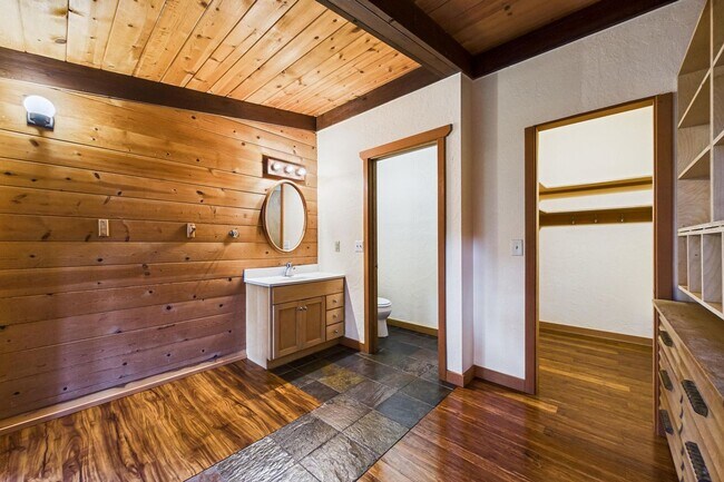 Building Photo - 2910 Greenbriar Ln