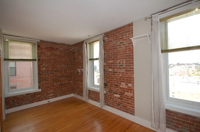 Building Photo - Top-Floor 1BR/1BA in Iconic Dupont Circle ...
