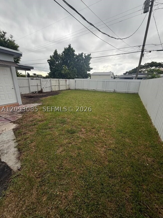Building Photo - 9332 SW 40th St