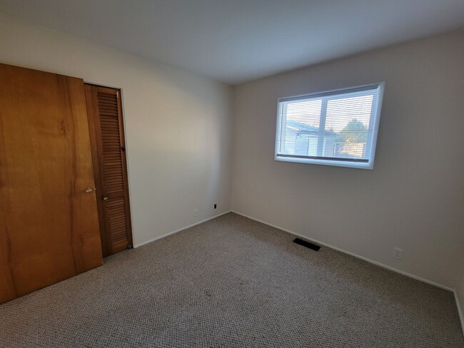 Building Photo - 4 bed, 2 bath, 2 car garage