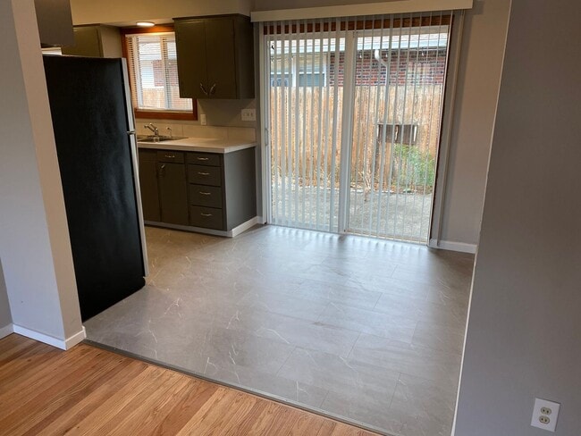 Building Photo - r115/119vDuplex
