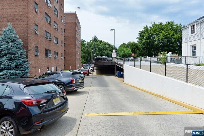 Building Photo - 208 Anderson St